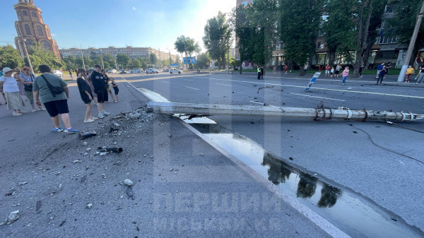 На проспекті Миру сталась серйозна ДТП: автомобіль врізався в стовп і загорівся