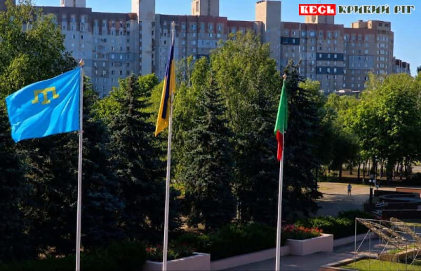 Кримськотатарський прапор підняли перед міськрадою Кривого Рогу