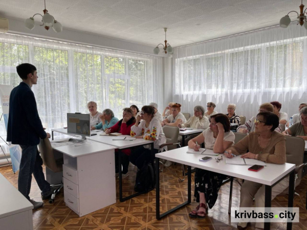 Шахрай гудбай: у Кривому Розі для студентів Університету третього віку проводять заняття з платіжної безпеки