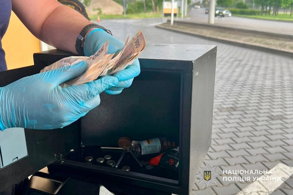 У Дніпрі затримано групу зловмисників, які викрали сейф із грішми та намагалися втекти