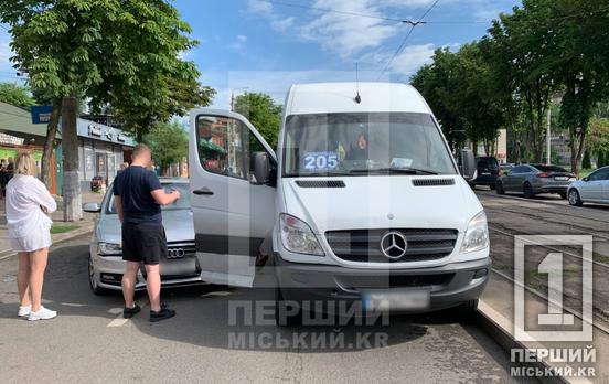 У Кривому Розі біля Дзвіниці легковик притерся до маршрутки