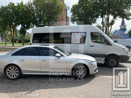 У Кривому Розі біля Дзвіниці легковик притерся до маршрутки