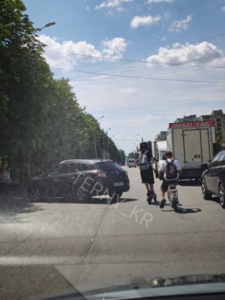 У Кривому Розі підлітки на електросамокатах створювали небезпечні ситуації на дорозі