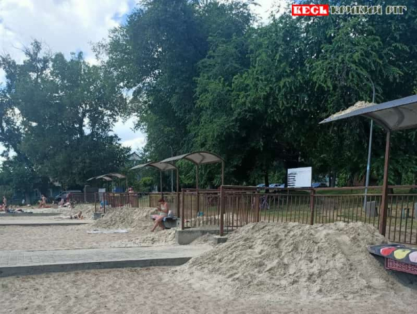 Купи піску завезли на пляж в парку Мершавцева в Кривому Розі