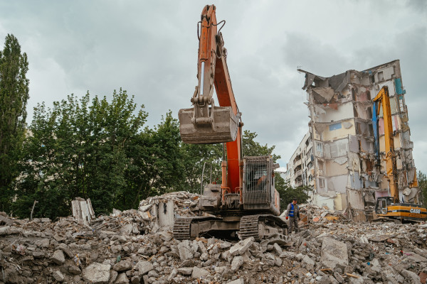 В Україні накопичилося 11,7 млн тонн відходів від руйнувань, більшість із яких можна переробити на будматеріали