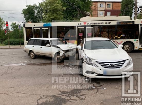 ВАЗ вилетів на «червоний»: у Кривому Розі з місця ДТП ушпиталили керманичку Hyundai