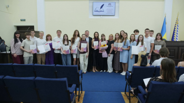 Нагородження випускників - фото сайт виконкому Криворізької міськради