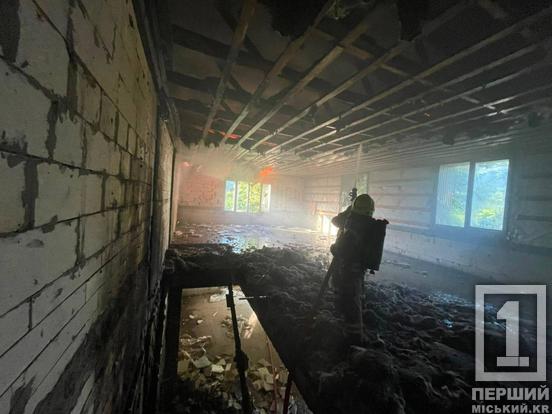 Густий дим виднівся за кілометри: у Кривому Розі горіла двоповерхівка