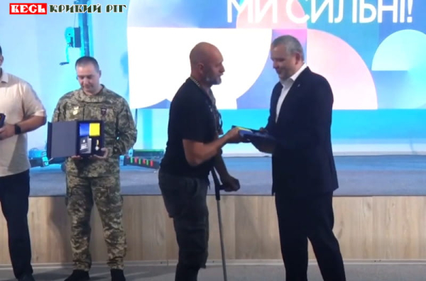 Микола Лукашук нагороджує криворізьких гірників