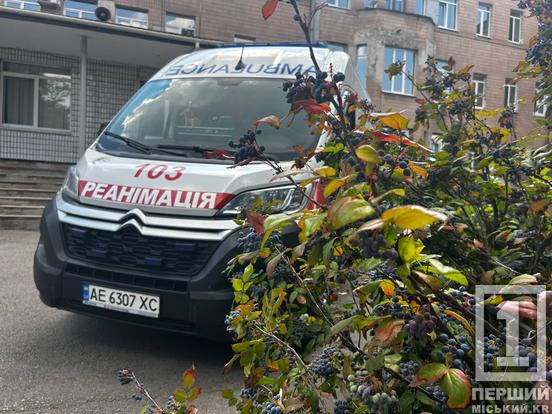 Мчать туди, де найнебезпечніше: парамедики Кривого Рогу отримали бронежилети та каски від Ради оборони