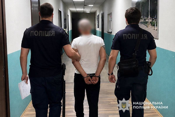 На Дніпропетровщині поліцейські затримали чоловіка, який пограбував військовослужбовця