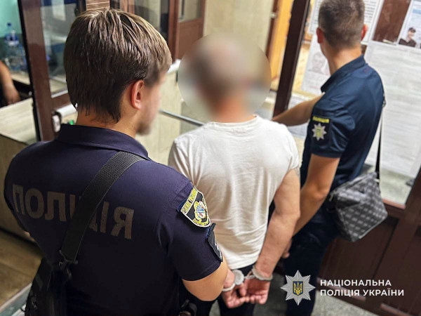 На Дніпропетровщині поліцейські затримали чоловіка, який пограбував військовослужбовця