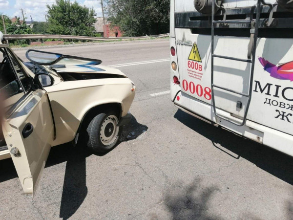 На мікрорайоні Зарічний водій ВАЗ врізався в тролейбус