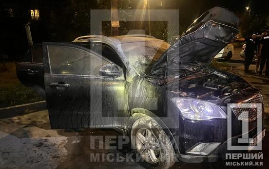Нічний підпал на Соцмісті: у Кривому Розі невідомий підпалив кросовер у дворі багатоповерхівки