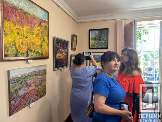 Промислові космічні пейзажі й автопортрет: у Кривому Розі відкрилася персональна виставка Олени Телятник