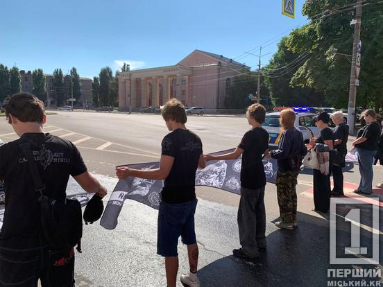 Разом з усією країною: у Кривому Розі на хвилину мовчання зупинилася площа Володимира Великого