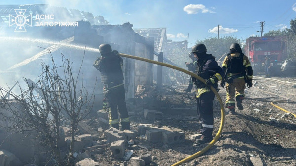 Російські війська завдали ударів керованими авіабомбами по Запоріжжю та передмістю: семеро людей травмовано, серед них — дитина