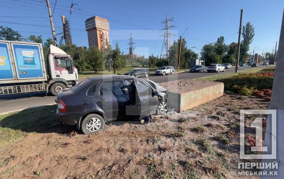 Смертельна ДТП у Кривому Розі: на «весільному перехресті» легковик врізався в бетонний блок
