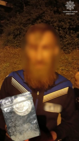 У Кривому Розі правоохоронці виявили місцевих жителів з наркотиками одразу в трьох районах міста