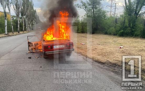 В районі ПівдГЗК посеред вулиці вщент згорів ВАЗ