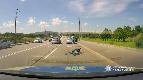 Велосипедист опинився на дорозі після падіння