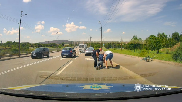 Велосипедист опинився на дорозі після падіння