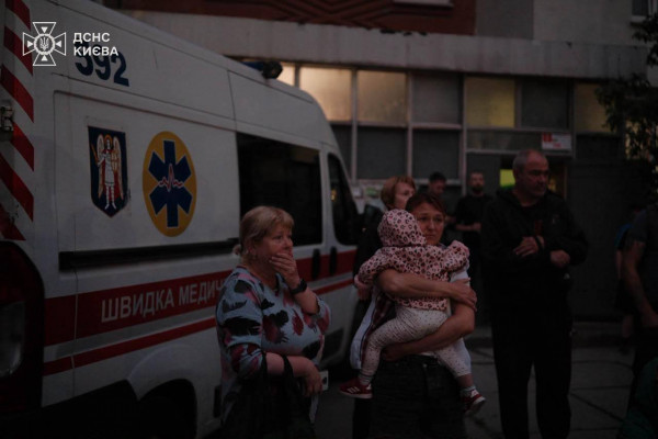 Вночі російські окупанти масовано атакували Київ: понад 20 постраждалих, численні пожежі, влучання у багатоповерхівку