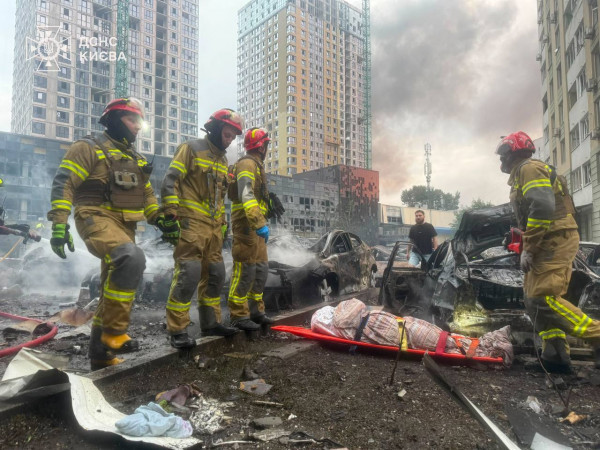 Вночі російські окупанти масовано атакували Київ: понад 20 постраждалих, численні пожежі, влучання у багатоповерхівку