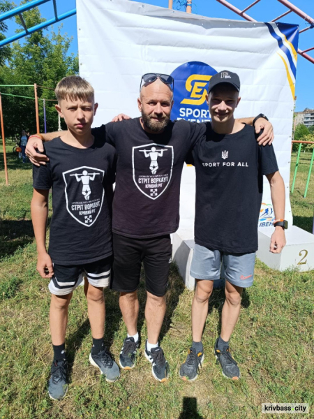 Здобули головний кубок для рідного міста: криворізькі воркаутери підкорили змагання у Жовтих Водах