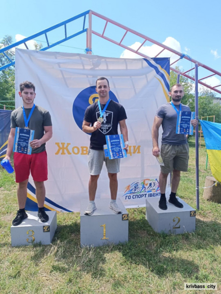 Здобули головний кубок для рідного міста: криворізькі воркаутери підкорили змагання у Жовтих Водах