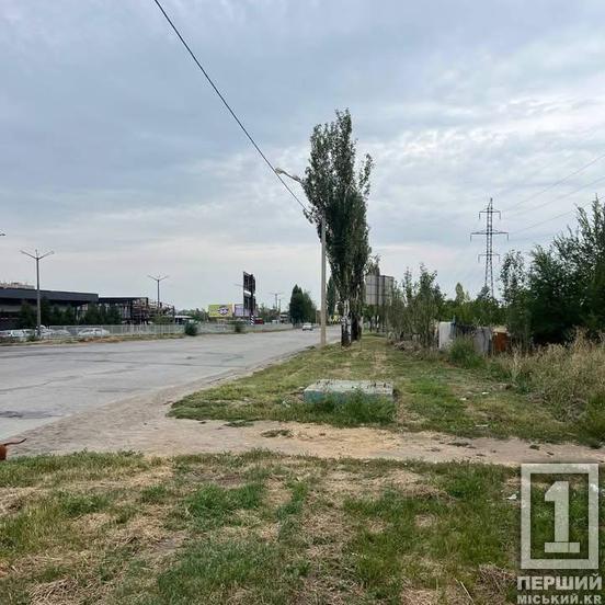 Був в аварійному стані після ДТП: у Кривому Розі терміново демонтували пошкоджений білборд