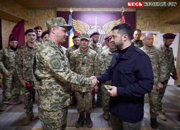 Президент нагороджує бійця Криворізького штурмового полку АРЕЙ