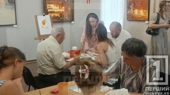 Квіти та коріння незламності: у Кривому Розі відкрилася виставка петриківського розпису Віри Єрифи