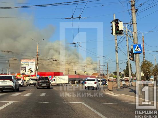 Масштабна пожежа на Центральному ринку у Кривому Розі: спалахнула кафе-шашлична