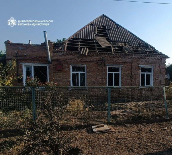 На Дніпропетровщині через ворожі атаки поранена жінка: пошкоджені будинки, підприємство та автівки