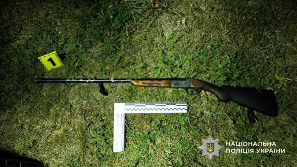 На Дніпропетровщині чоловік під час сварки мало не вбив опонента з мисливської рушниці: його взяли під варту