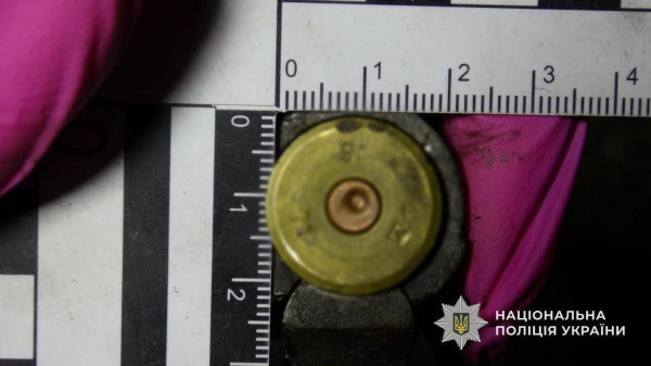 На Дніпропетровщині чоловік під час сварки мало не вбив опонента з мисливської рушниці: його взяли під варту
