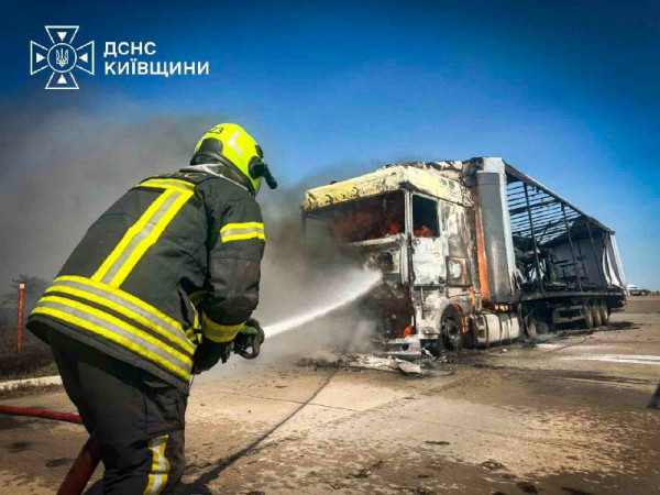 На Київщині російські окупанти атакували автостоянку вантажного транспорту: двоє людей загинули, дев’ятеро постраждали