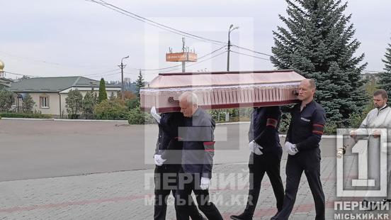 Пекла хліб і рятувалася від війни: у Кривому Розі попрощалися із загиблою в «Сонячній галереї» Наталією Піменовою