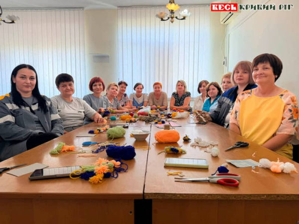 Ляльки-мотанки приготували для ярмарку робітниці Криворізької ТЕС