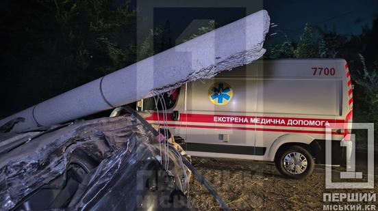 Серйозна ДТП у Кривому Розі: Nissan врізався у стовп та перекинувся на дах