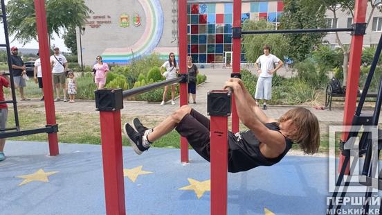 Трюки на турніках та подарунки для найактивніших: у Кривому Розі провели відкрите тренування з воркауту