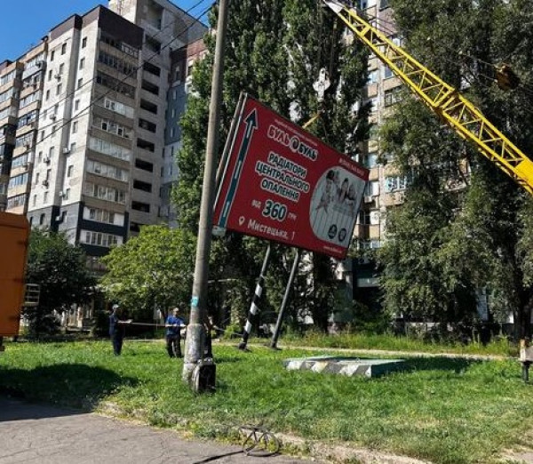 У Кривому Розі комунальники продовжують прибирати з вулиць незаконні рекламні конструкції: від початку року у місті зняли тисячі білбордів
