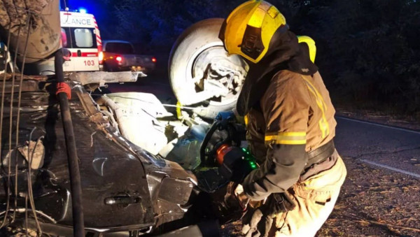 У Кривому Розі Nissan зніс електроопору та перекинувся: двох чоловіків госпіталізували