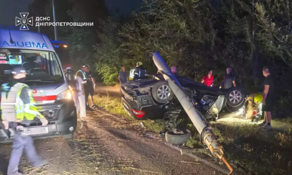 У Кривому Розі Nissan зніс електроопору та перекинувся: двох чоловіків госпіталізували