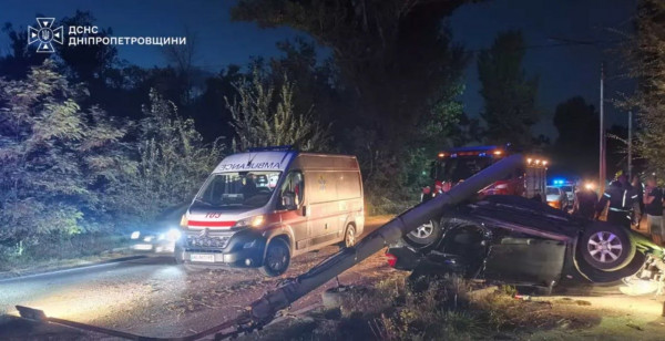 У Кривому Розі Nissan зніс електроопору та перекинувся: двох чоловіків госпіталізували