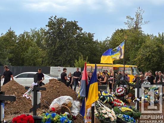 У Кривому Розі попрощалися з волонтером, музикантом та військовим Артуром Буряком