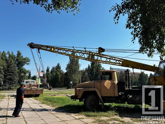 У Кривому Розі прибирають незаконні білборди: від початку року з вулиць зняли тисячі рекламних конструкцій