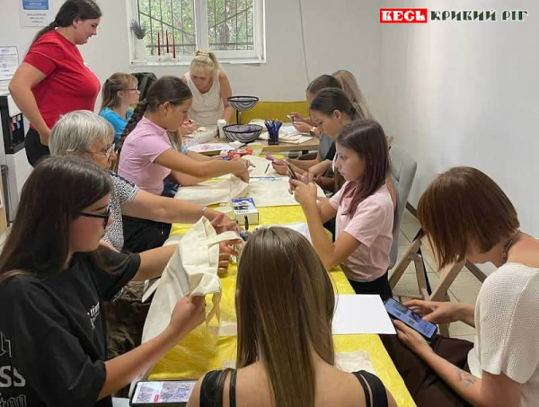 Екошопери розмалювали жінки в офісі Червоного Хреста в Кривому Розі