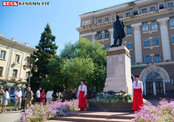 Покладання квітів у День Незалежності до пам&rsquo;ятника Кобзарю в Кривому Розі
